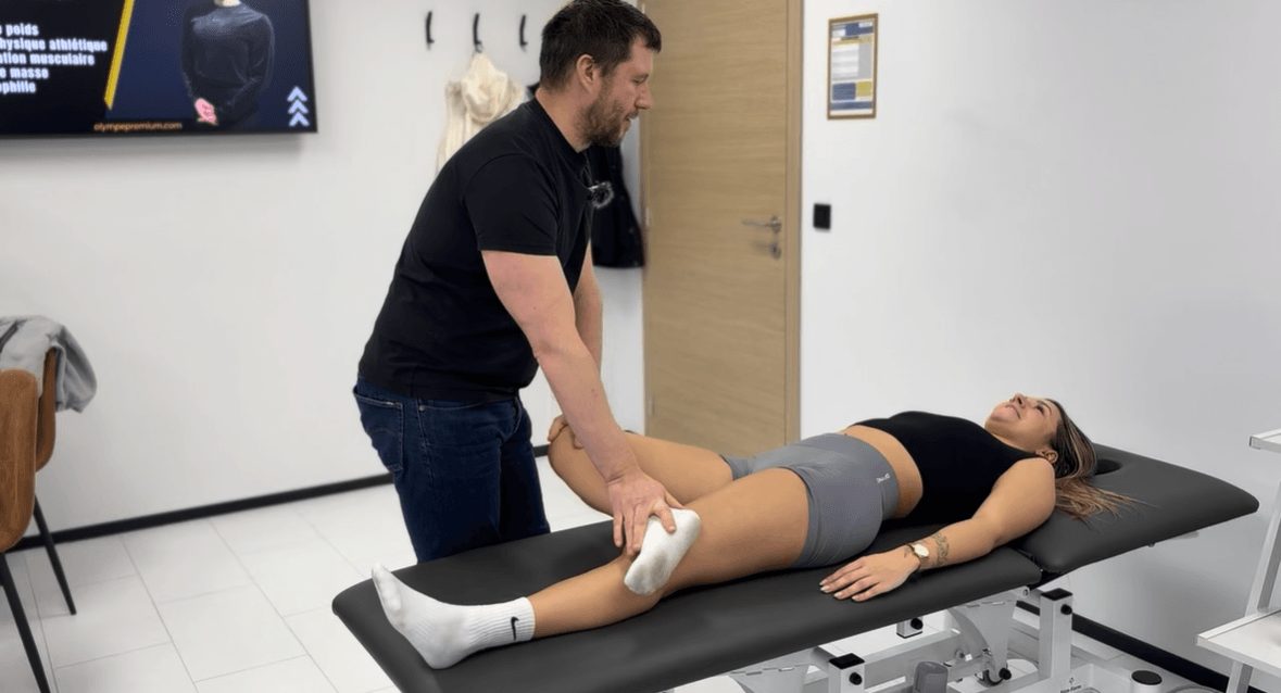 Test FABER (Patrick test) réalisé par Laurent Romedenne, kinésithérapeute à Tournai — évaluation de la hanche d'une patiente en décubitus dorsal